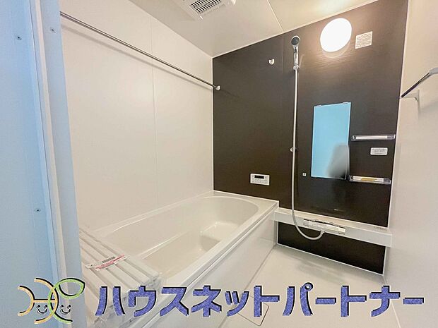 高級感溢れるカラーと大きさ・柔らかな曲線で構成された半身浴も楽しめるバスタブが心地よさをもたらします。窓もあるので換気もしっかりできますね。