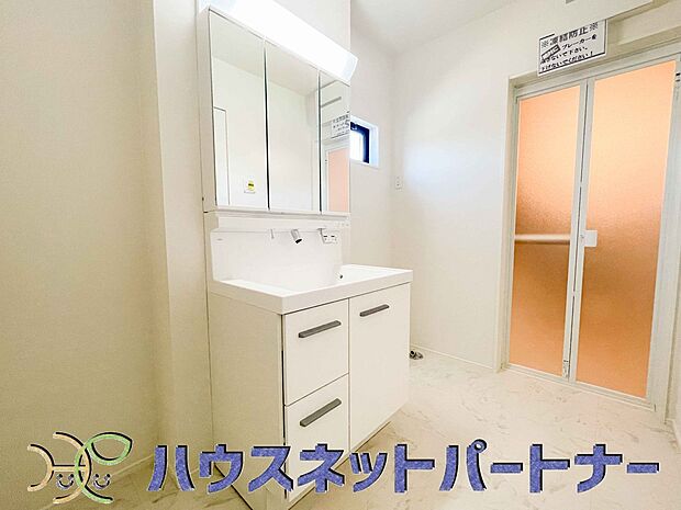 十分な大きさの洗面台は、身だしなみチェックや歯磨きなど、朝の慌ただしい時間でもホテルライクなスペースで余裕とゆとりを感じて頂けます。