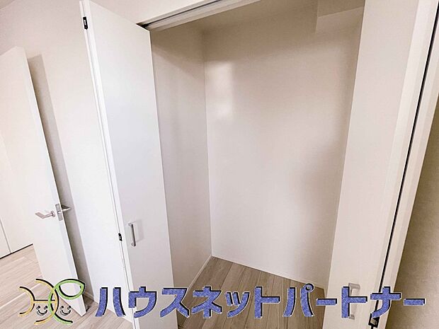 多くの人がお困りの住まいの収納。壁面クローゼットがあればタンスを置く必要がなく、出っ張りのないスッキリ空間を維持できます。限られたスペースを有効に活用できそう。