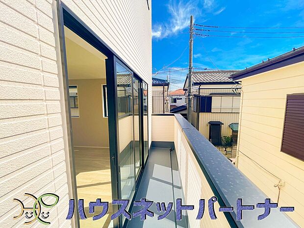 青い空が近くに感じるバルコニーは、爽やかな風をお部屋へ運んでくれます。