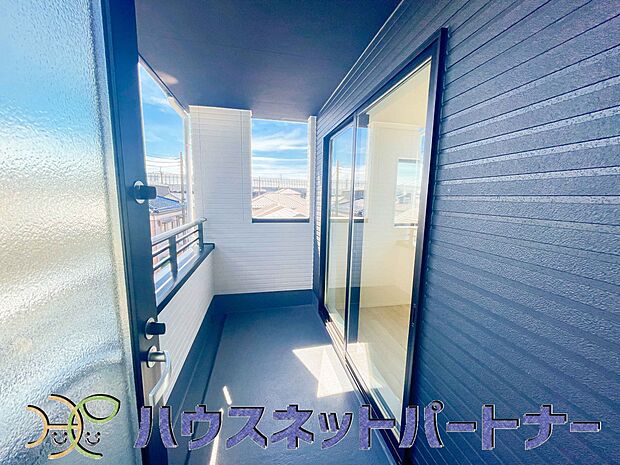 インナーバルコニーの一番のメリットは、雨が降っても使えるという事です。通常、インナーバルコニーは、上の屋根が掛かっていますので雨に濡れることがほとんどありません。