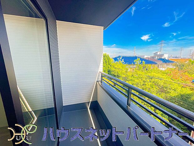 陽当たりの良いバルコニーは清清しい風を室内に送り込んでくれます。快適な生活を楽しめます。