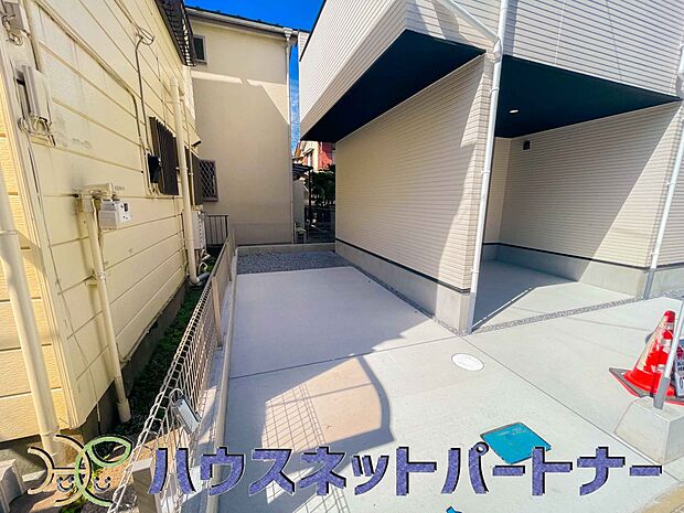 玄関横に駐車場なのでお買い物をした後は楽にお家へ。沢山お買物した時は助かりますね。