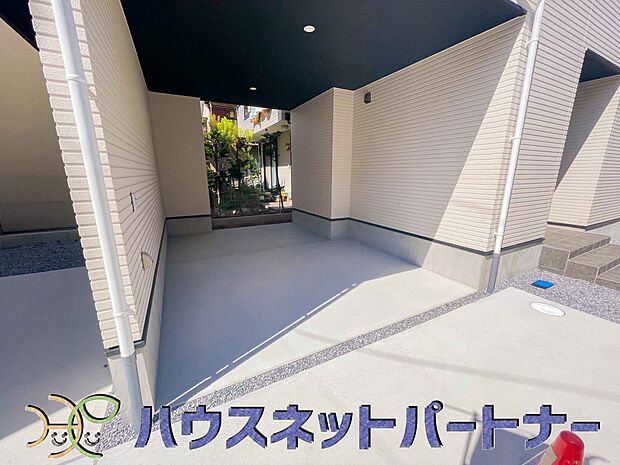 ビルトインガレージは、車がきれい。ビルトインガレージなら「野ざらし、雨ざらし、吹きさらし」になりません。汚れやいたみは減り、車の掃除もラクになります。