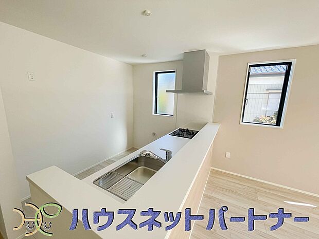 人工大理石のワークトップやシンクは、水を流しただけできれいになったように見えます。白いキッチンは明るく清潔感があり、とっても素敵です。