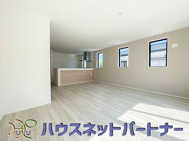 リビングは、食事スペースと寛げる場所設けてもまだ余裕の広さ。明るい光が照らしてくれます。