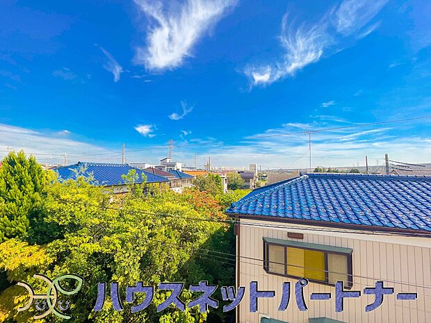 周辺は高い建物が無く、解放感が感じられます。