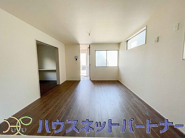 太陽の光が照らす明るいリビングは、開放感があり通風・採光に優れ、心地よい光と風が舞い込んできます。心休まるリビングは何よりも快適な時間を過ごせます。