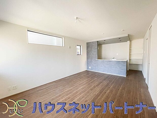 整然とした空間演出、快適な理想の暮らしの実現は家のみの拘りではなく、そこで暮らす方々にとって素敵な環境であることも挙げられると思います。四季折々の変化が奏でる鼓動を楽しんで下さい。