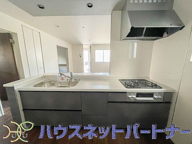 家族の様子を見ながらキッチンでお料理。一日の出来事を会話しながらの家事は嬉しいコミュニケーション。