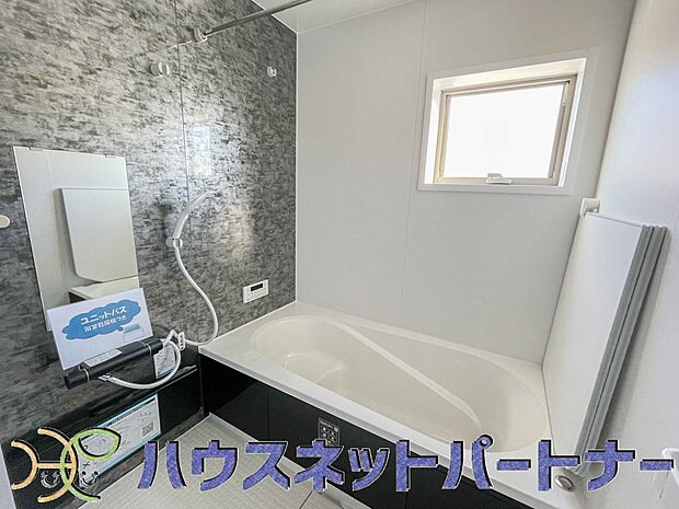 明るい作りの浴室は心も体もリフレッシュさせてくれます。窓もあるので湿気を外へ逃がすことも出来ます。
