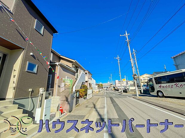 前面道路の日当たりの良い明るいお家。