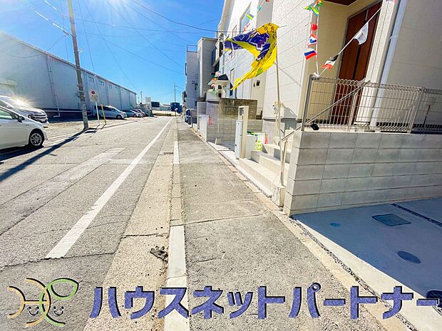 前面道路でお車を駐車するのも楽々。