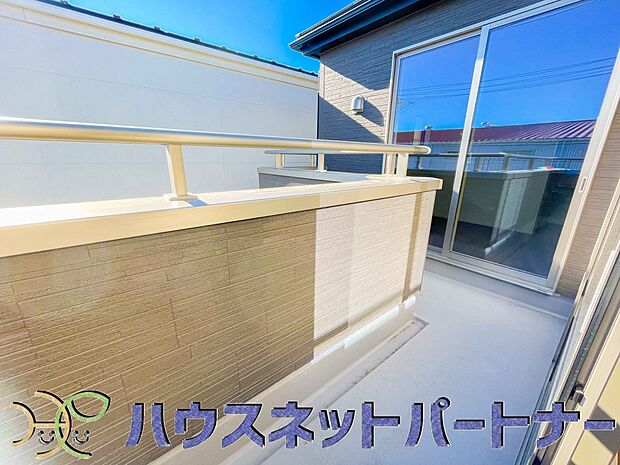 青い空が近くに感じるバルコニーは、爽やかな風をお部屋へ運んでくれます。