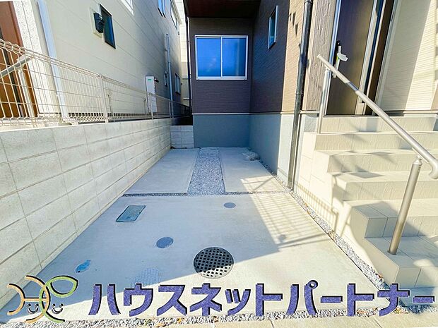 玄関横に駐車場なのでお買い物をした後は楽にお家へ。沢山お買物した時は助かりますね。