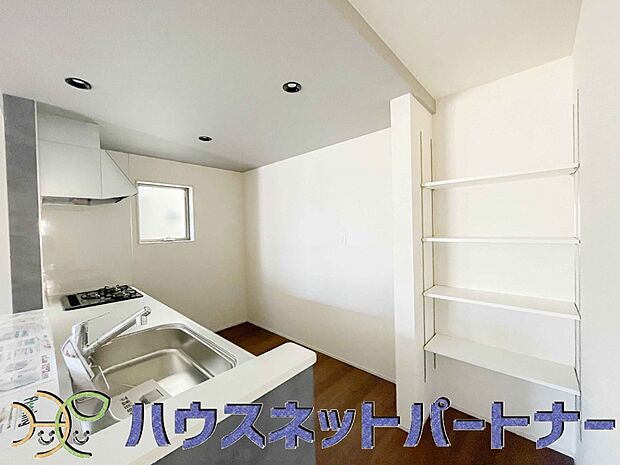 キッチン吊戸棚を無くす事によって、コミュニケーションを重視した設計に致しました。区画によって変わる一体感を、実際にご覧になって頂けましたらと思います。 