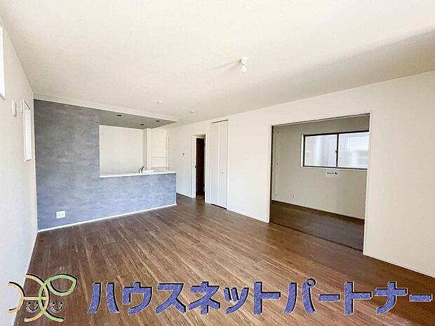 カウンターがあると配膳が楽なことがメリットの一つ。後片付けをするときも、ダイニングテーブルからあまり動かずに流し台へ運ぶことができるので便利です♪