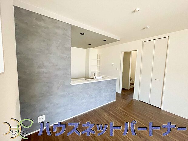 お料理できたらカウンターから手渡しができます。家族で会話をしながらお料理を楽しく。