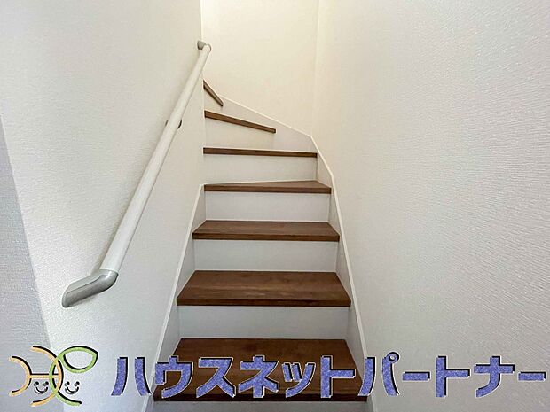 手すりがないと階段の昇り降りで危険なことはもちろん、壁に手をつきながら歩くことで壁紙が汚れやすくなります。すべての方に安心して昇り降りしていただくため、手すりを設置しました。