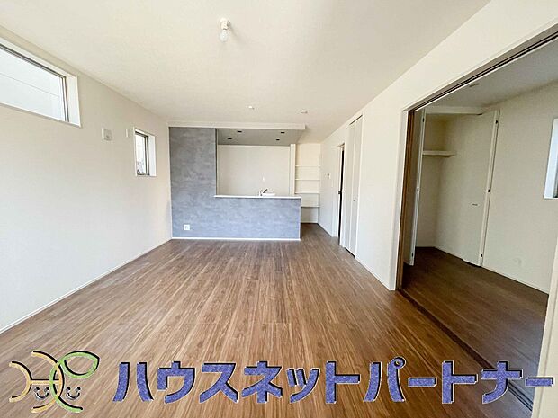 リビングは、食事スペースと寛げる場所設けてもまだ余裕の広さ。明るい光が照らしてくれます。