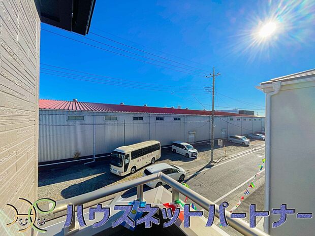 周辺は高い建物が無く、解放感が感じられます。