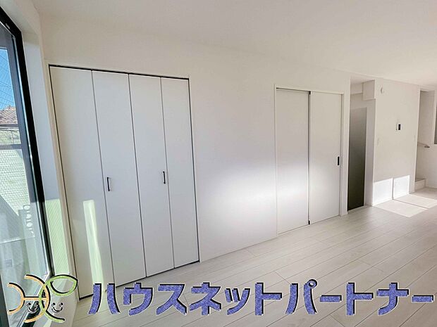 大きな窓のあるリビングは、明るい陽射しが家族の安らぎと笑顔を照らしてくれます。