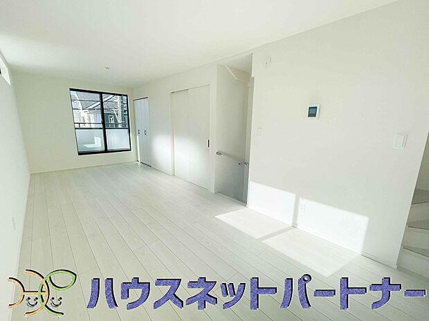 整然とした空間演出、快適な理想の暮らしの実現は家のみの拘りではなく、そこで暮らす方々にとって素敵な環境であることも挙げられると思います。四季折々の変化が奏でる鼓動を楽しんで下さい。