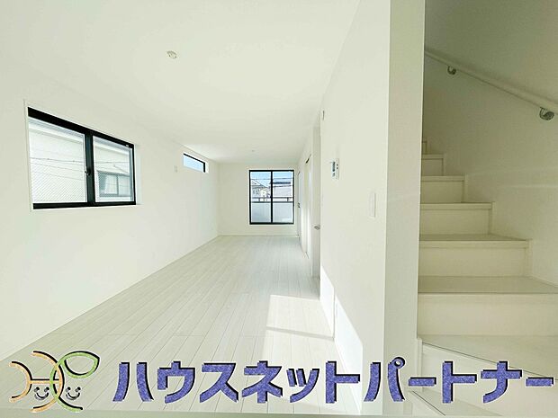 階を移動する際にリビングを通る、リビングイン階段。自然なかたちで家族が集まるため、お子様の個室が1階や3階にある場合でも、毎日の挨拶や会話が増えやすくなります。