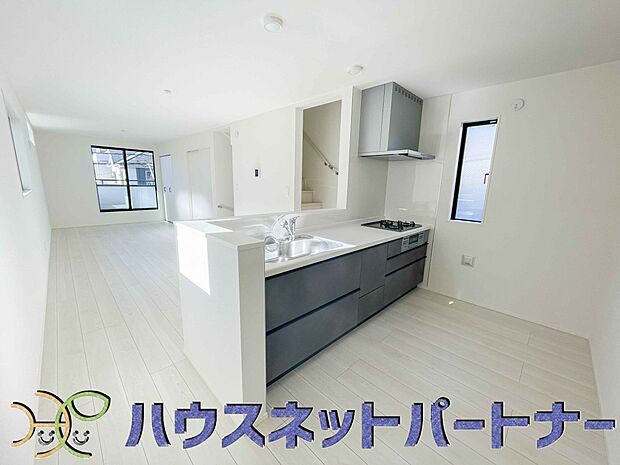 キッチン吊戸棚を無くす事によって、コミュニケーションを重視した設計に致しました。区画によって変わる一体感を、実際にご覧になって頂けましたらと思います。 