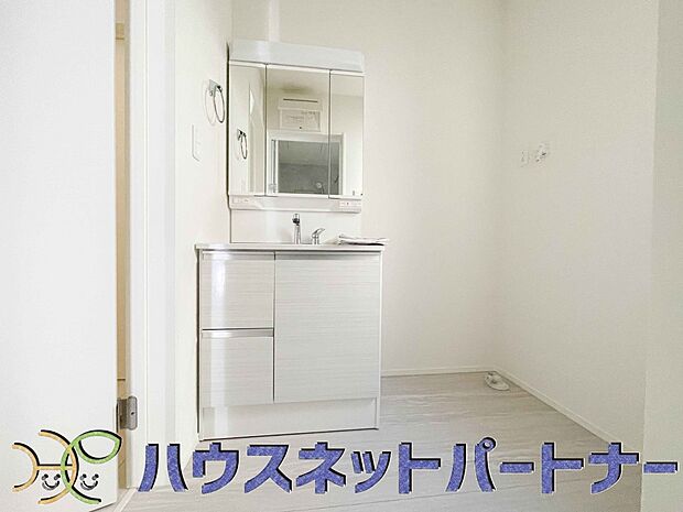 三面鏡洗面化粧台。ミラーを手前に引けば、楽な姿勢で髭剃りやメイクができます。合わせ鏡にすればヘアスタイルのチェックもラクラク。洗面化粧台のミラー裏にはたっぷり入る収納スペースを設けています。　