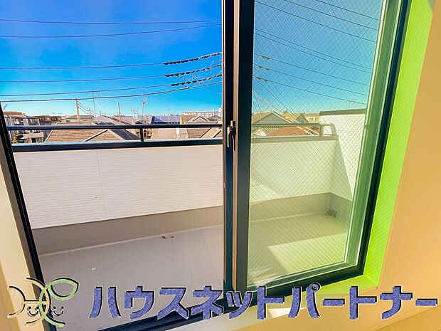 青い空が近くに感じるバルコニーは、爽やかな風をお部屋へ運んでくれます。