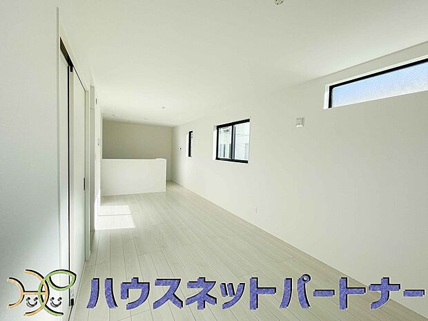 リビングは、食事スペースと寛げる場所設けてもまだ余裕の広さ。明るい光が照らしてくれます。