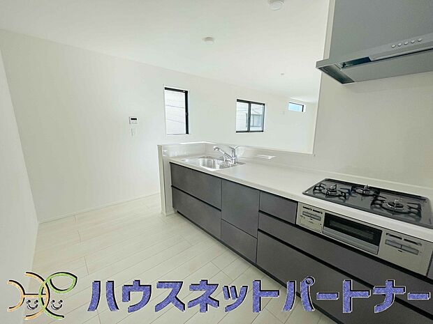 人工大理石のワークトップやシンクは、水を流しただけできれいになったように見えます。白いキッチンは明るく清潔感があり、とっても素敵です。