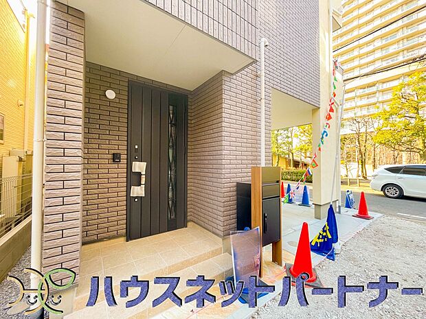 玄関の扉を開けるとそこは家族の待つお家。笑い声が聞こえてきそう。