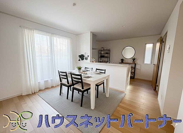 家族の温かさと陽光の暖かさ、楽しい毎日と明るい未来を予感させる「空間が織り成すひとつ先の住み心地」を演出します。