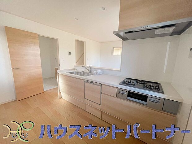 三口コンロで料理の幅を拡げてくれる使いやすいシステムキッチンを採用。洗い場も大きいので野菜や食器を洗ったりする際にも捗り、奥様の強い味方となってくれるはずです。