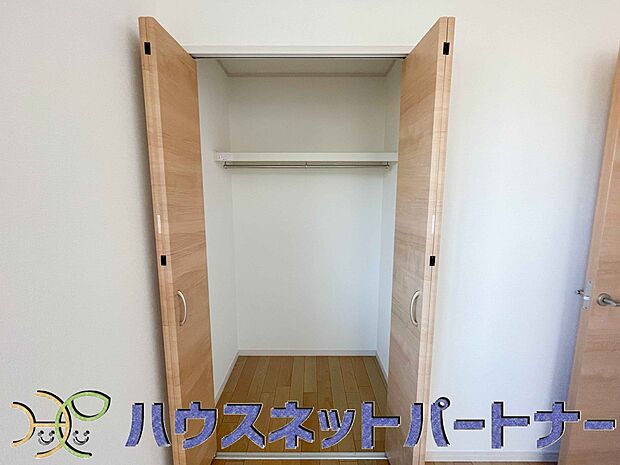 壁面クローゼットのメリットは、衣類が横一列に並ぶためひと目で洋服が選びやすいこと。衣類をたくさんお持ちの方も、限られたスペース内に無理なく収納することができます。