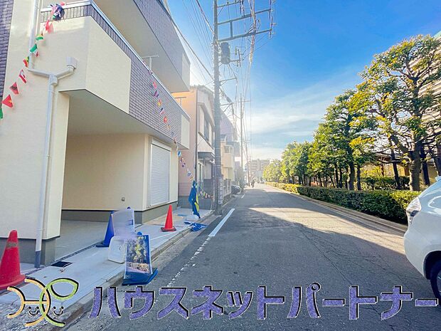 前面道路でお車を駐車するのも楽々。