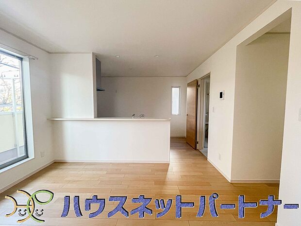 リビングは、食事スペースと寛げる場所設けてもまだ余裕の広さ。明るい光が照らしてくれます。