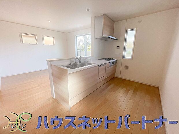 食洗機完備なので冬場の冷たい洗い物や忙しい主婦だからこそ食洗機をかけてる間に他の家事をこなすこともできちゃいますね。