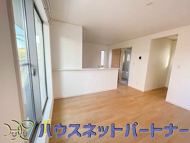 お料理できたらカウンターから手渡しができます。家族で会話をしながらお料理を楽しく。