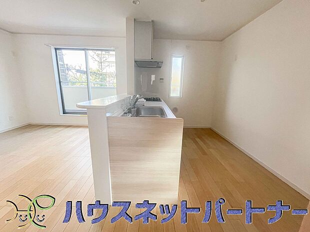 木目調のキッチンは落ち着いた雰囲気で収納もたくさん。嬉しい食洗器付です。汚れも目立ちません。