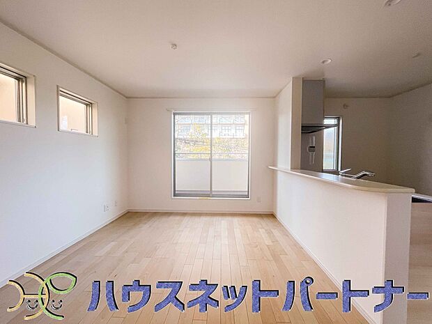 お料理できたらカウンターから手渡しができます。家族で会話をしながらお料理を楽しく。