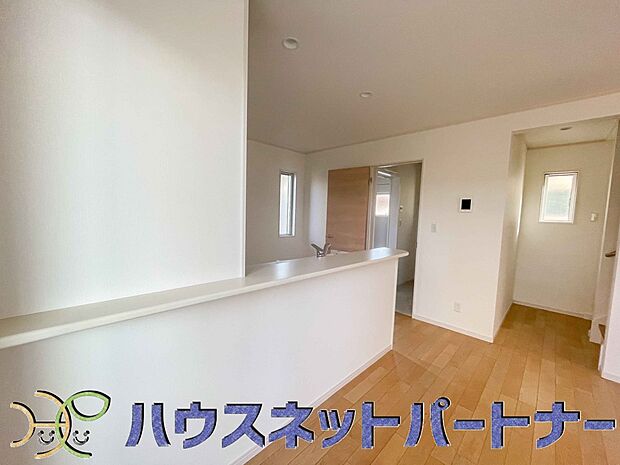 忙しい朝でも家族揃って食事をして頂ける、ゆとりある大きさのダイニングスペース。奥様の手料理をカウンター越しに受けとって頂き、テーブルで囲む素敵な時間を存分にお愉しみ下さい。