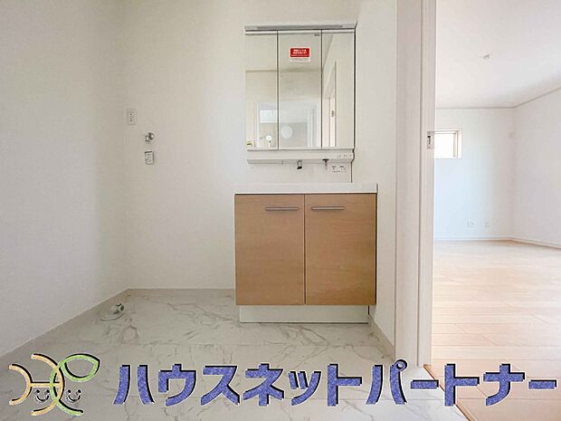広い脱衣所、洗面台も大きなサイズを設置。戸建では見ない広さと解放感。