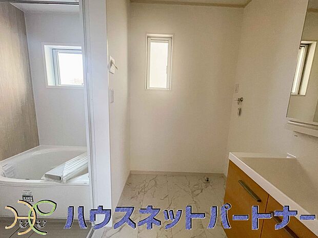 毎日使う洗濯機。しっかりと奥行きのある置き場が確保されています。