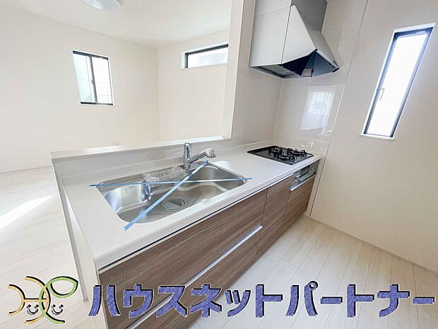 カウンターキッチンは広くて収納力もあるので、快適に料理をすることができます。食器や炊事用具を手の届くところに配置しやすいため調理もスピーディーです。