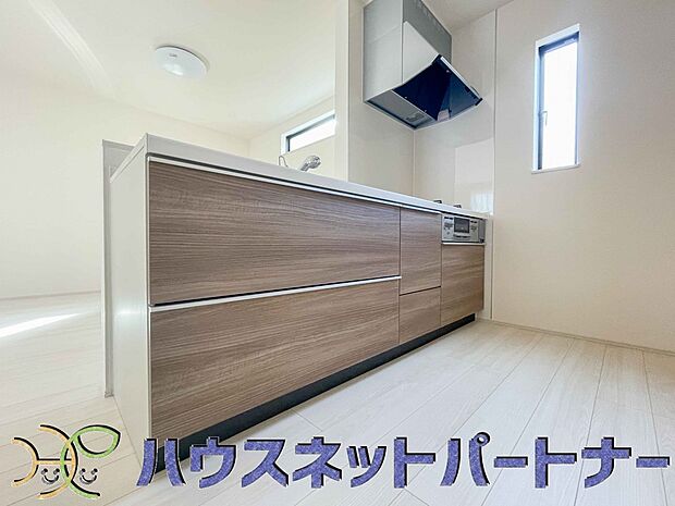 木目調のキッチンは落ち着いた雰囲気で収納もたくさん。嬉しい食洗器付です。汚れも目立ちません。