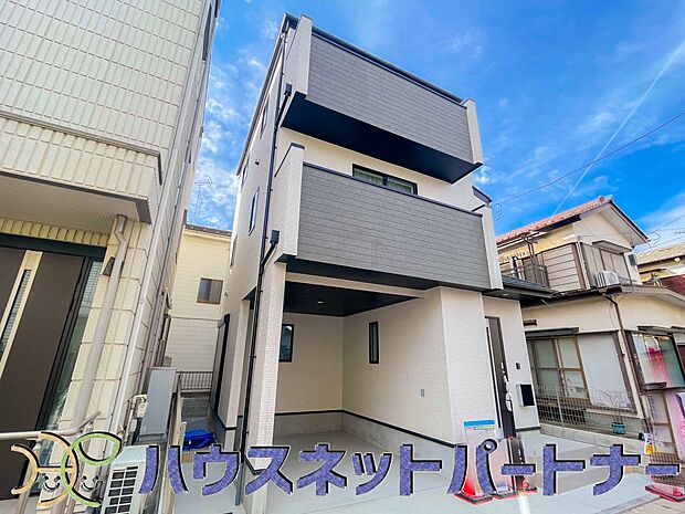 堂々たる趣ながら、主張し過ぎずどこか余裕を感じさせるシャープなフォルムで佇む邸宅は、晴天の空と照らし合わせる事で、本来あるべき完成形の姿を見せてくれます。