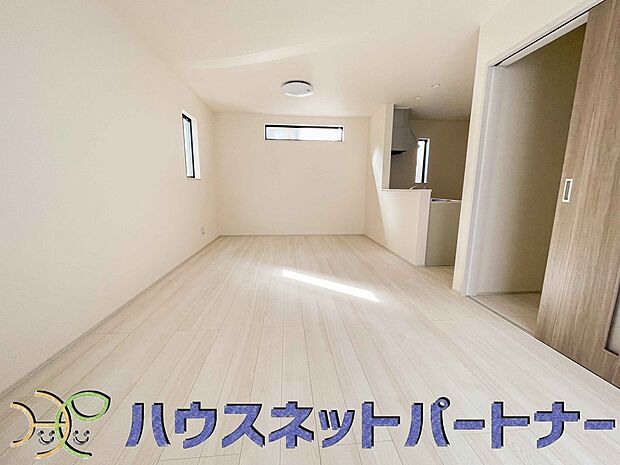 リビングは、食事スペースと寛げる場所設けてもまだ余裕の広さ。明るい光が照らしてくれます。